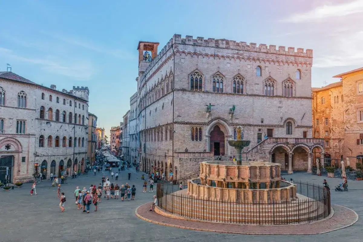 Piazza IV Novembre a Perugia, con la Fontana Maggiore e il Palazzo dei Priori. Un luogo incantevole da scoprire, tra le cose da vedere a Perugia.