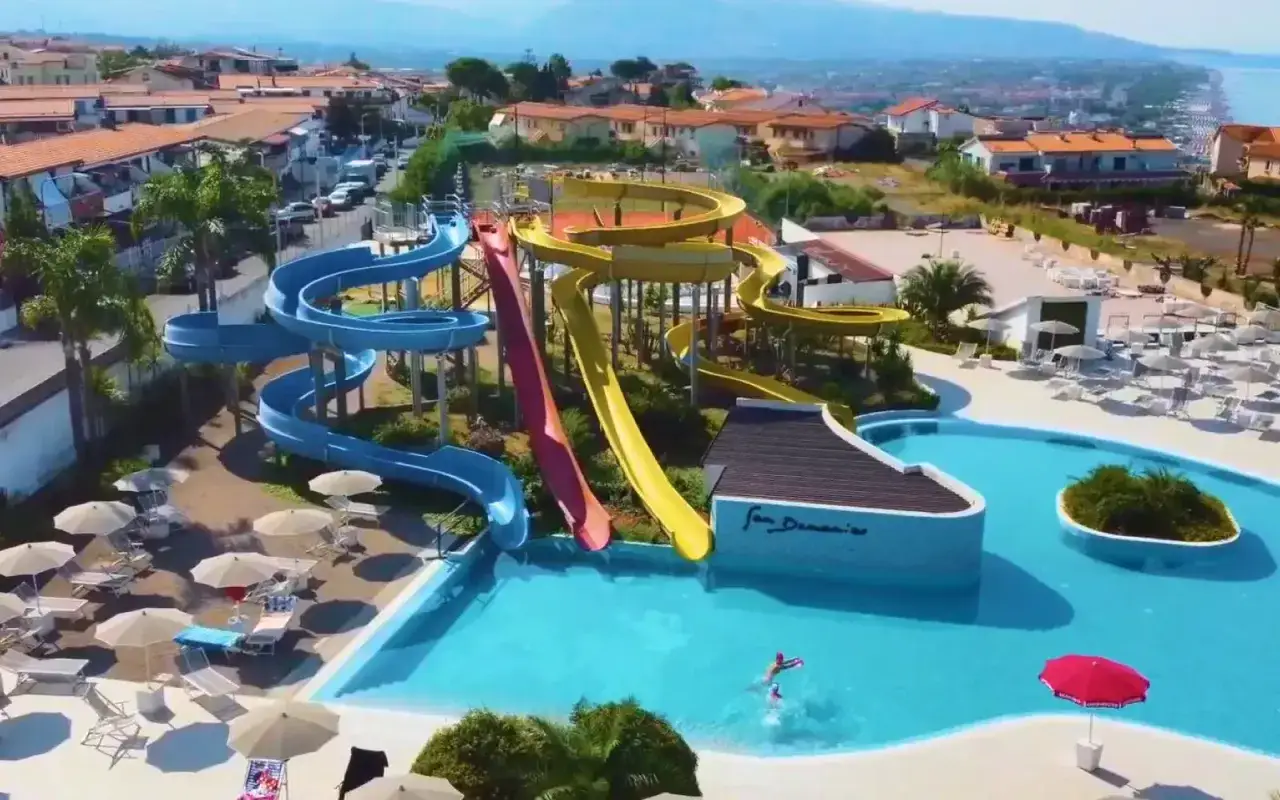 Scivoli acquatici colorati e piscina invitano al divertimento al San Domenico Family Hotel. Le recensioni confermano un soggiorno indimenticabile.