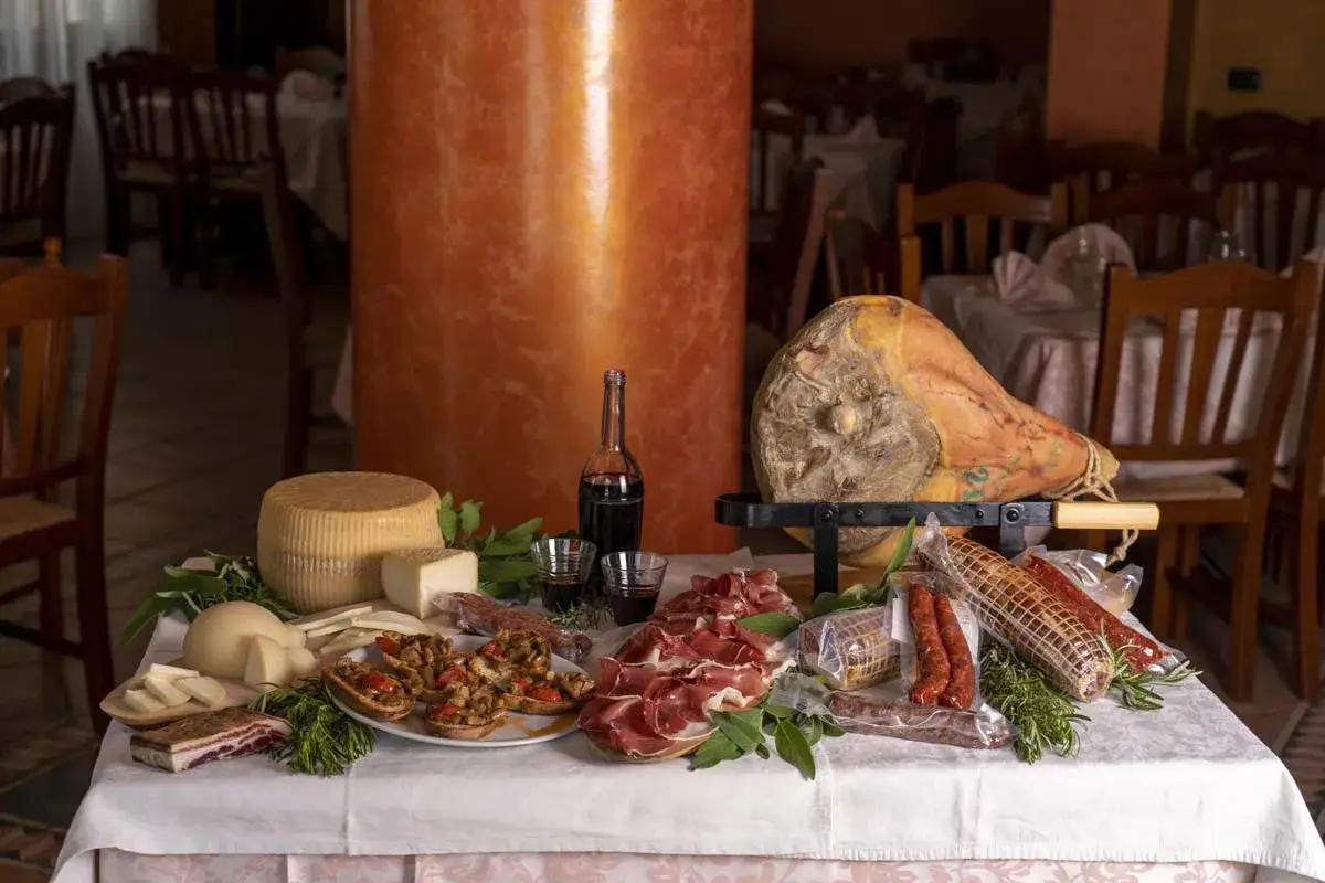 Un banchetto di salumi, formaggi e bruschette, perfetto per scoprire dove mangiare a Potenza.