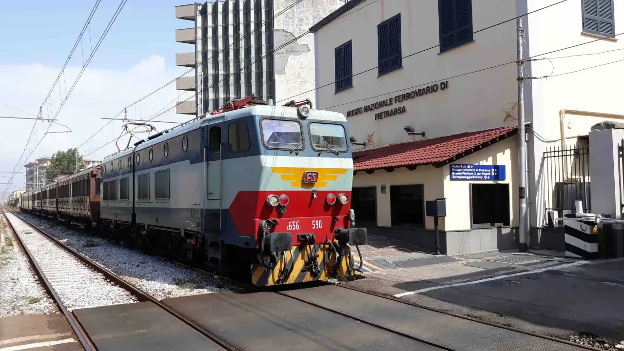 Un treno storico E656 590 si ferma davanti al Museo Nazionale Ferroviario di Pietrarsa, vicino Napoli.