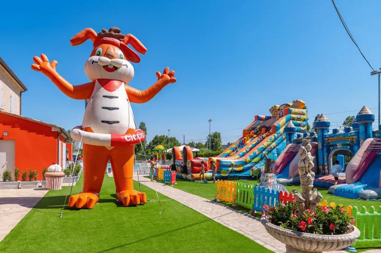 Un enorme coniglio gonfiabile accoglie i visitatori al parco giochi del Park Hotel Kursaal Misano, tra scivoli colorati e castelli gonfiabili.