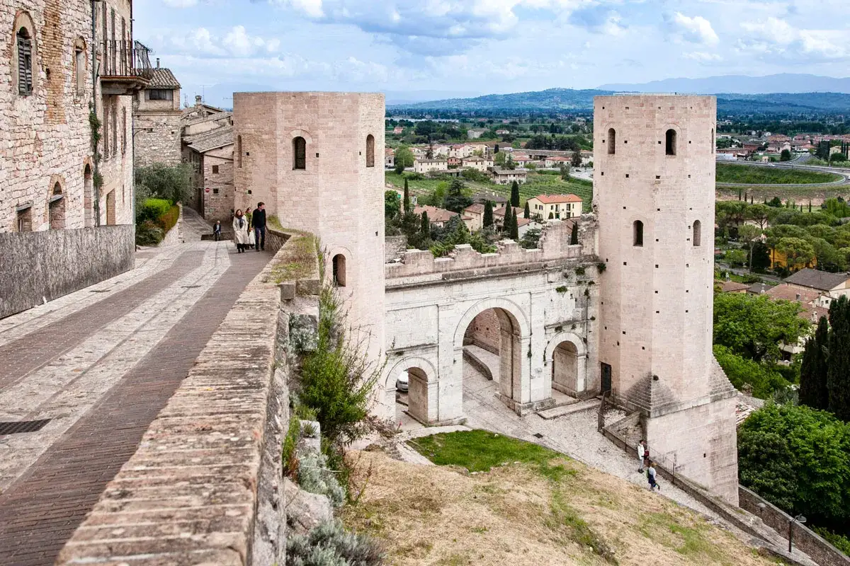 Un suggestivo scorcio per un tour Umbria 3 giorni: antiche porte medievali e un borgo storico con vista panoramica.