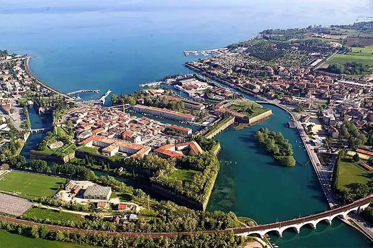Vista aerea di Peschiera del Garda, con le sue fortificazioni a stella, i canali e il lago. Un luogo incantevole da scoprire, tra storia e natura.