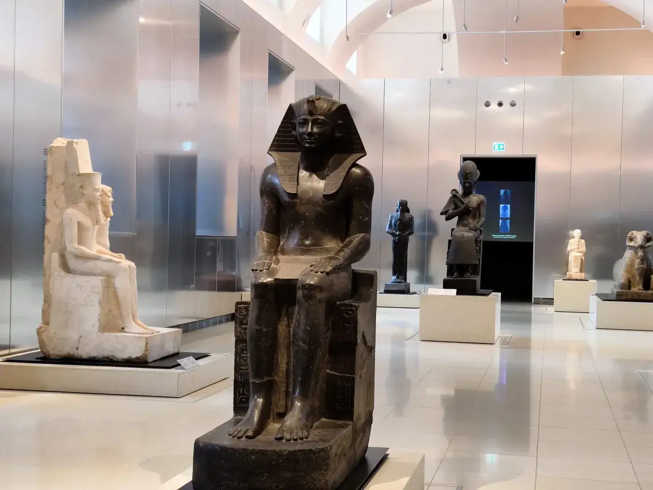 Statue di faraoni nel Museo Egizio di Torino, un viaggio affascinante da stazione Torino Porta Nuova.