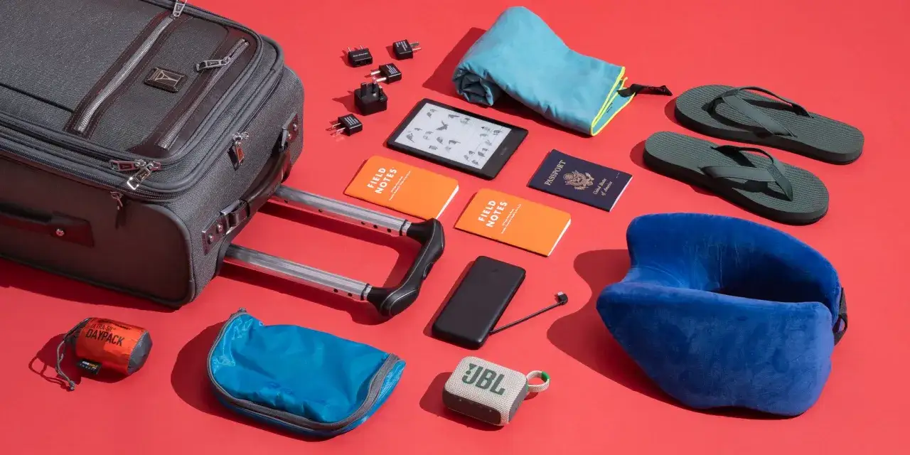 Valigia, cuscino da viaggio, infradito, passaporto, kindle, power bank, adattatori e quaderni: ecco cosa mettere nello zaino per partire!