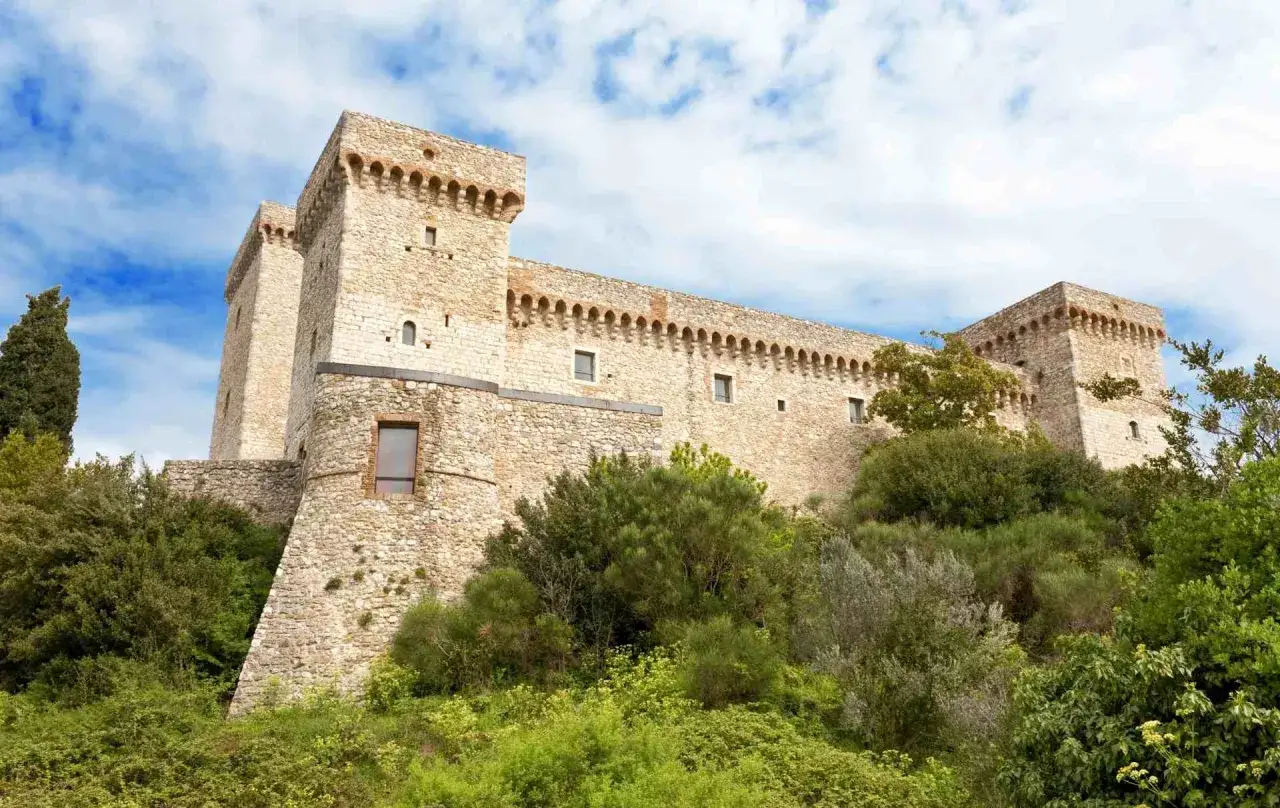 Rocca Albornoziana, una delle principali cose da vedere a Narni, domina la collina con le sue torri e mura in pietra.