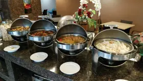 Buffet con piatti caldi, riso e noodles. Un assaggio di mezza pensione significato, un pasto completo per iniziare la giornata.
