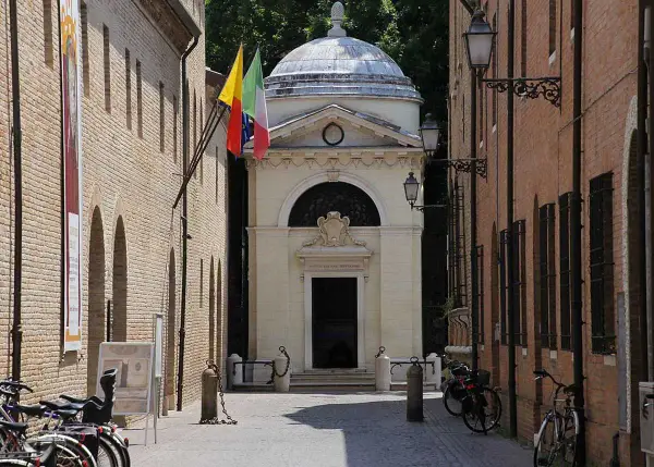 Il Tempio Malatestiano, luogo dove morì Dante Alighieri, con bandiere e biciclette parcheggiate.