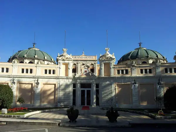 Grand Hotel, un'icona del centro storico di Fiuggi, con le sue cupole verdi e l'architettura imponente sotto un cielo azzurro.
