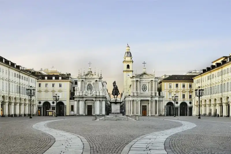 Piazza San Carlo a Torino: un'idea di cosa vedere a Torino in un giorno a piedi, con le chiese gemelle e il monumento equestre.