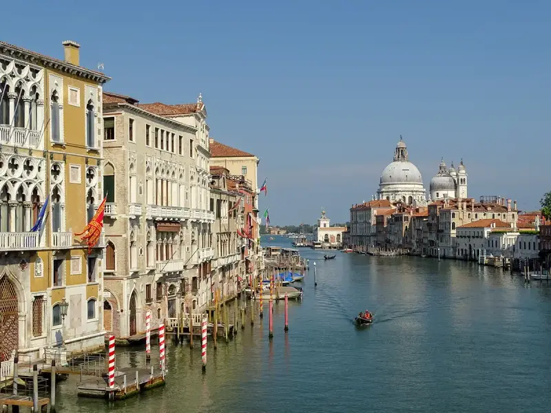 Palazzi storici sul Canal Grande, con la Basilica di Santa Maria della Salute sullo sfondo. Quanti giorni per vedere Venezia? Almeno tre per assaporarla.