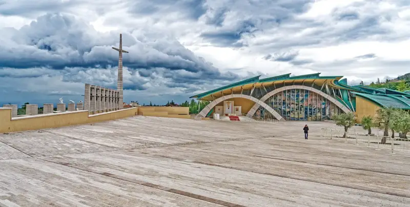 Piazza antistante il Santuario di San Pio, ideale per parcheggiare la macchina e andare da Padre Pio.