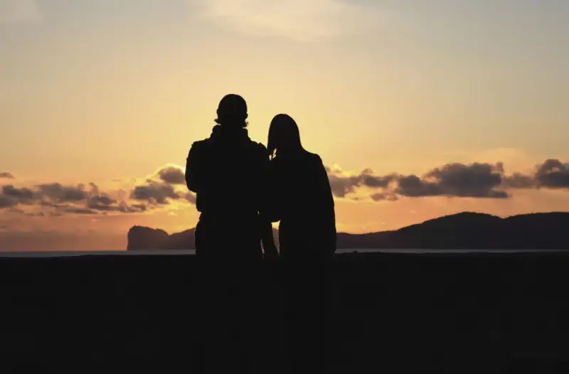 Coppia al tramonto in Sardegna, un'idea perfetta per dove andare in vacanza.