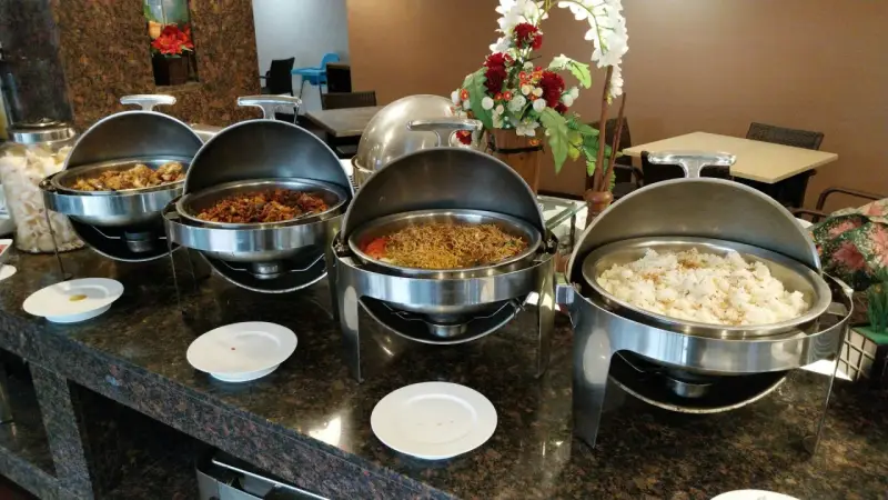 Buffet con piatti caldi, riso e noodles. Un assaggio di mezza pensione significato, un pasto completo per iniziare la giornata.