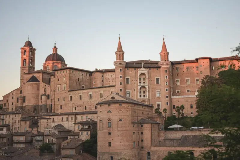 Un imponente palazzo rinascimentale domina il paesaggio, perfetto per un weekend nel centro Italia.